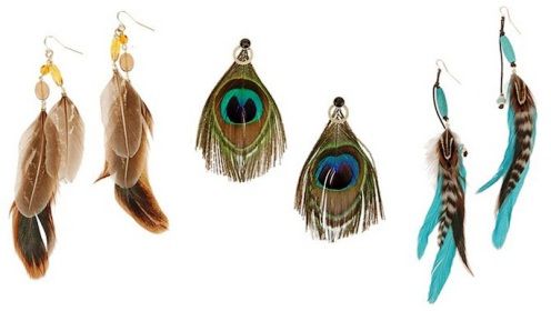 achados-bia-perotti-moda-tendência-acessórios-brincos-penas-urban-outfitters